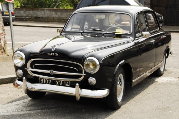 la peugeot 403 vue de l'avant