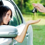 une fille partant avec sa voiture de location