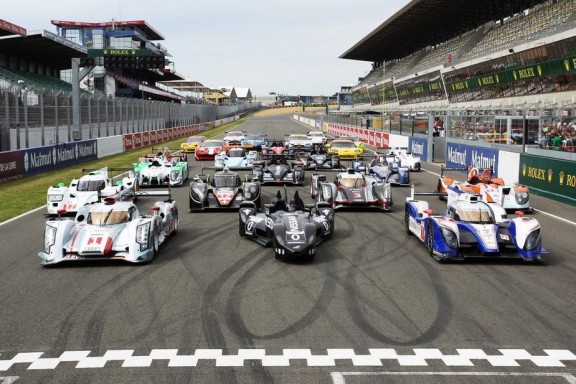 les voitures du mans sur la grille de depart
