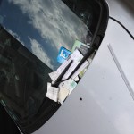 un amoncellement de procès verbaux sur un pare-brise