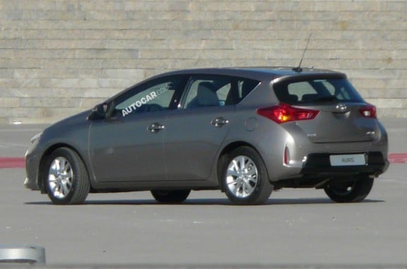 la toyota auris 2013 en vue 3/4 arrière