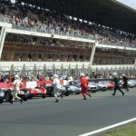 les pilotes au mans classic sur la grille de départ
