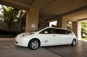 la nissan leaf limousine devant un hôtel