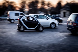 une renault twizy sur la place de la concorde à paris