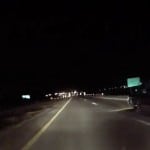 une voiture folle tentant de renverser les motards