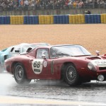 deux autos sur le circuit du mans classic 2012