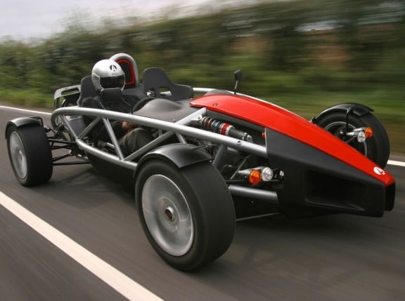 l'Ariel Atom II 300 en vue 3/4 avant roulant à fond