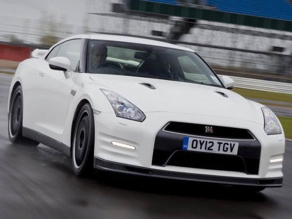 la Nissan GT-R Track Pack vue de devant en pleine attaque