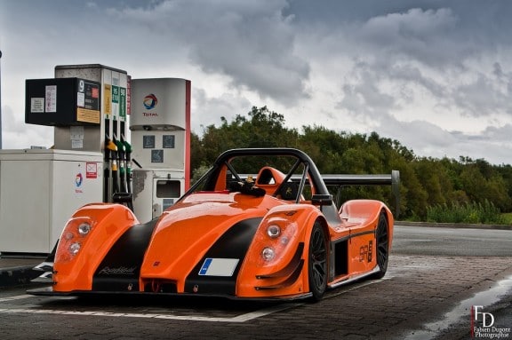 la Radical SR3 SL à une station Total