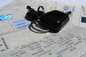 vue d'une carte grise et des clefs de voiture