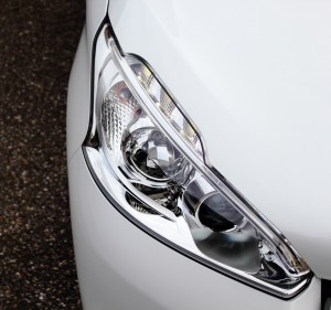 le phare avant de la peugeot 208