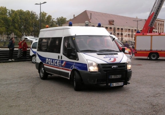 un vieux fourgon ford sérigraphié police