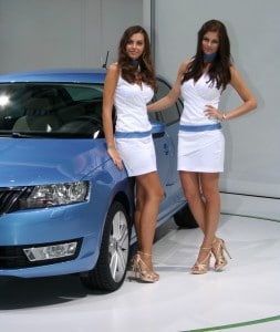deux charmantes jeunes filles à côté d'une voiture