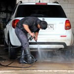 un professionnel lave la voiture d'un particulier