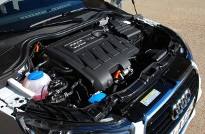 le moteur d'une voiture audi en ouvrant le capot