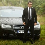 frank martin alias chris vance davant sa voiture