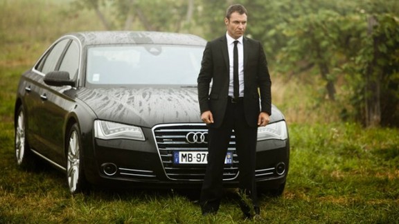 frank martin alias chris vance davant sa voiture