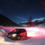un vw tiguan 4x4 en train de tourner sur une route recouverte de neige