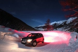 un vw tiguan 4x4 en train de tourner sur une route recouverte de neige