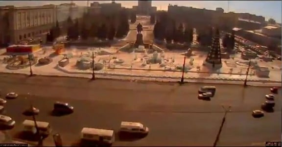 une avenue vue de haut avec une lumière de météorite