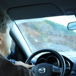 un homme en train de conduire