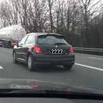 une peugeot 207 avec un radar sur la plage arrière