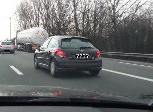 une peugeot 207 avec un radar sur la plage arrière