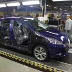 une peugeot 208 sur une chaine de montage