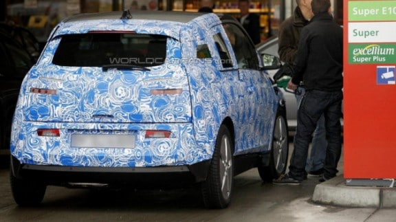 Un petit moteur essence permettra d'alimenter un générateur électrique pour presque doubler l'autonomie de la voiture.