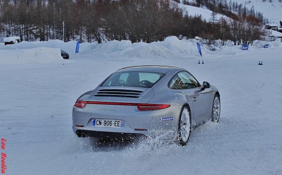 A ce moment précis, mon pied droit enfonce la pédale de droite tandis que mes mains contre-braquent le volant... Sinon, c’est le tête-à-queue assuré !