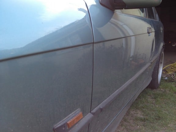 Pas lavée depuis un moment, la carrosserie de l'E36 a bien ramassé la poussière