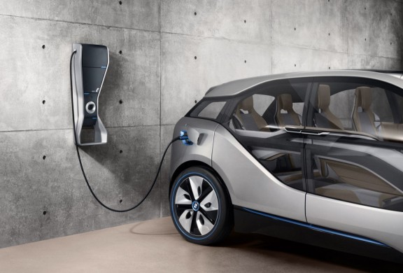 La BMW i3 et sa borne de recharge spécifique.