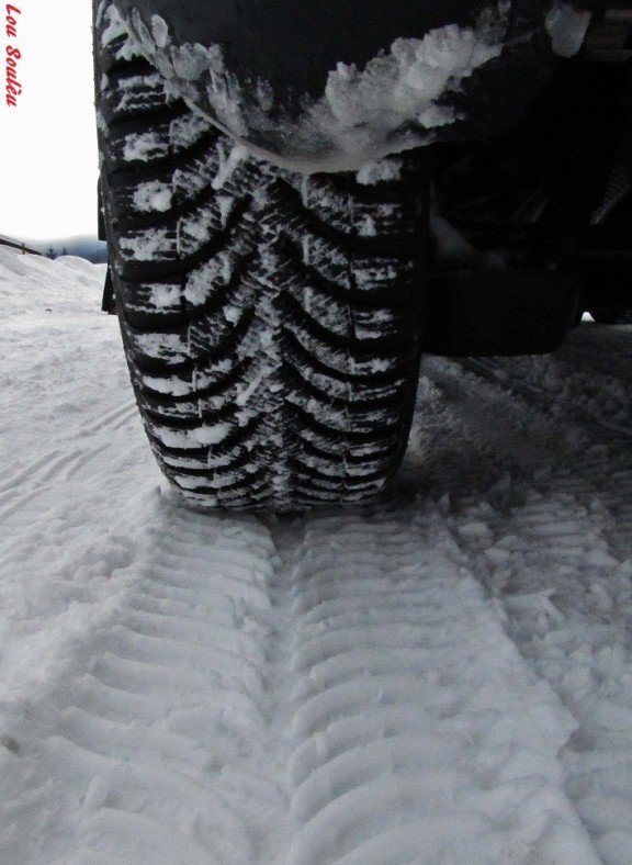 L’empreinte caractéristique du Michelin Alpin démontre bien l’accroche du pneu sur la neige par l’effet “d’engrenage”.