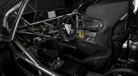 L’intérieur de la voiture, composé d’un siège unique en fibre de carbone a positionnement central.