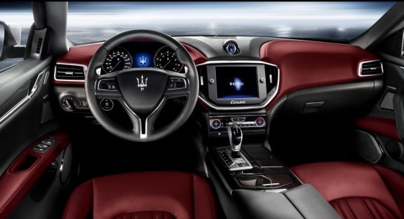 le poste de conduite de la maserati ghibli