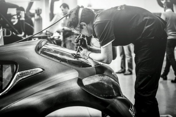 Un technicien de Peugeot Sport travaillant sur la 208 T16