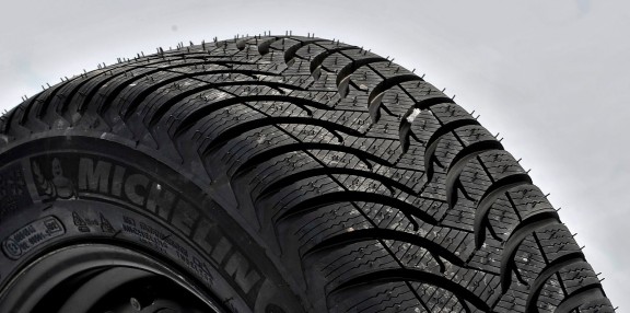 Le nouveau Michelin Alpin au profil directionnel et aux sculptures très découpées.