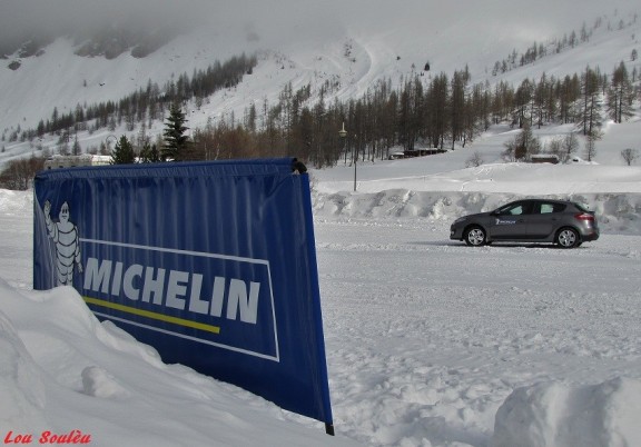Le slalom final nous permet de vérifier également la tenue de cap en latéral et sur les changements d’appuis.