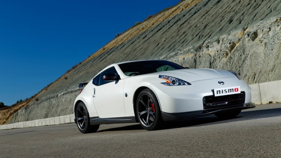 En plus de revoir à la hausse ses caractéristiques techniques, la Nissan 370Z Nismo 2013 évolue stylistiquement avec un bouclier avant plus agressif et un imposant aileron arrière