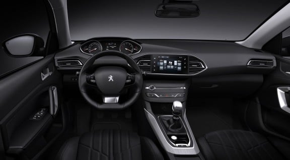 L'intérieur de la 308 2013 reprend des éléments de la 208 (comme le volant) tout en apportant une innovation conséquente sur la console centrale complètement épurée