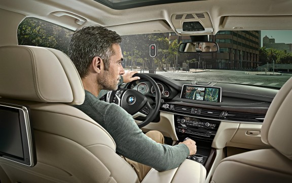 A l'intérieur, l'habitacle évolue sensiblement, mais malheureusement BMW ne fait pas dans la sobriété en alourdissant l'ensemble (usage de trois matériaux sur la seule planche de bord) à l'image du style extérieur