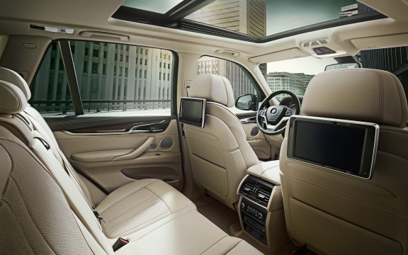 La banquette arrière s'annonce spacieuse et confortable avec une mini-console centrale au cente (chauffage, prises 12 v, ...)