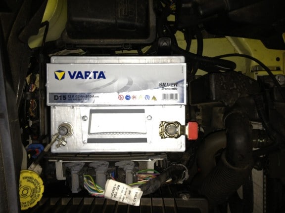 Une batterie Varta d'origine sur une Peugeot 1007 essence. Elle a tenue ... ans !