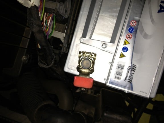 Commencer par la borne plus de couleur rouge pour éviter tout court-circuit