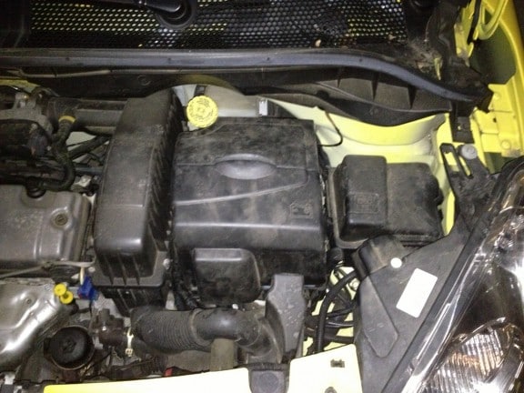 Une batterie de Peugeot 1007 recouverte de son cache en plastique