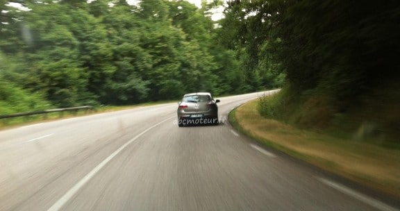 La Renault Megane avec radar embarqué de l'Eure (27) en action près de près de Gaillon-Aubevoye est utilisée par la Gendarmerie. Peut-être que la mobilisation des internautes et les avertisseurs de radar ont eu raison de cet arsenal de répression ?