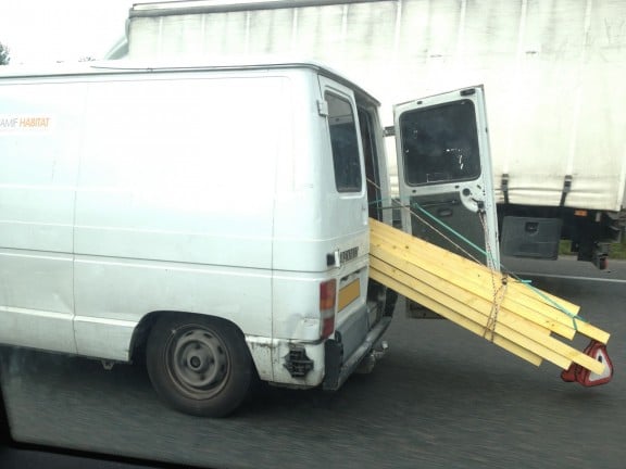 Par exemple, le transport d'objets dépassant du véhicule peut conduire à une amende