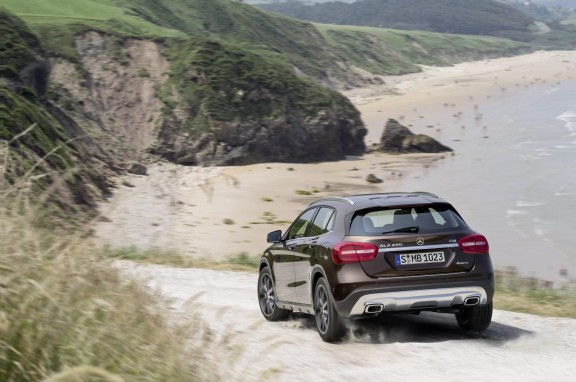 Avec sa transmission intégrale 4Matic, le GLA peut s'autoriser quelques sortie en-dehors des routes goudronnées, mais sa faible garde au sol limite quand même ses déplacements alors que cela lui permet d'atteindre un bon Cx (0,29)