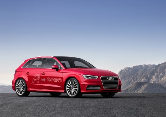 L’Audi A3 Sportback 5 portes e-tron (dans sa couleur Rouge Misano), une hybride rechargeable présentée en mars 2013 au salon de Genève. Elle se distingue par une allure sportive s’approchant de la finition S line
