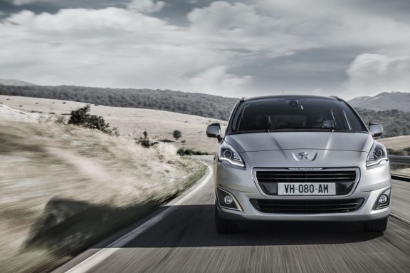 Le monospace compact 7 places de Peugeot est lui aussi revu. Il adopte un nouveau bouclier avant une grande bouche. Les chromes se font plus discrets.